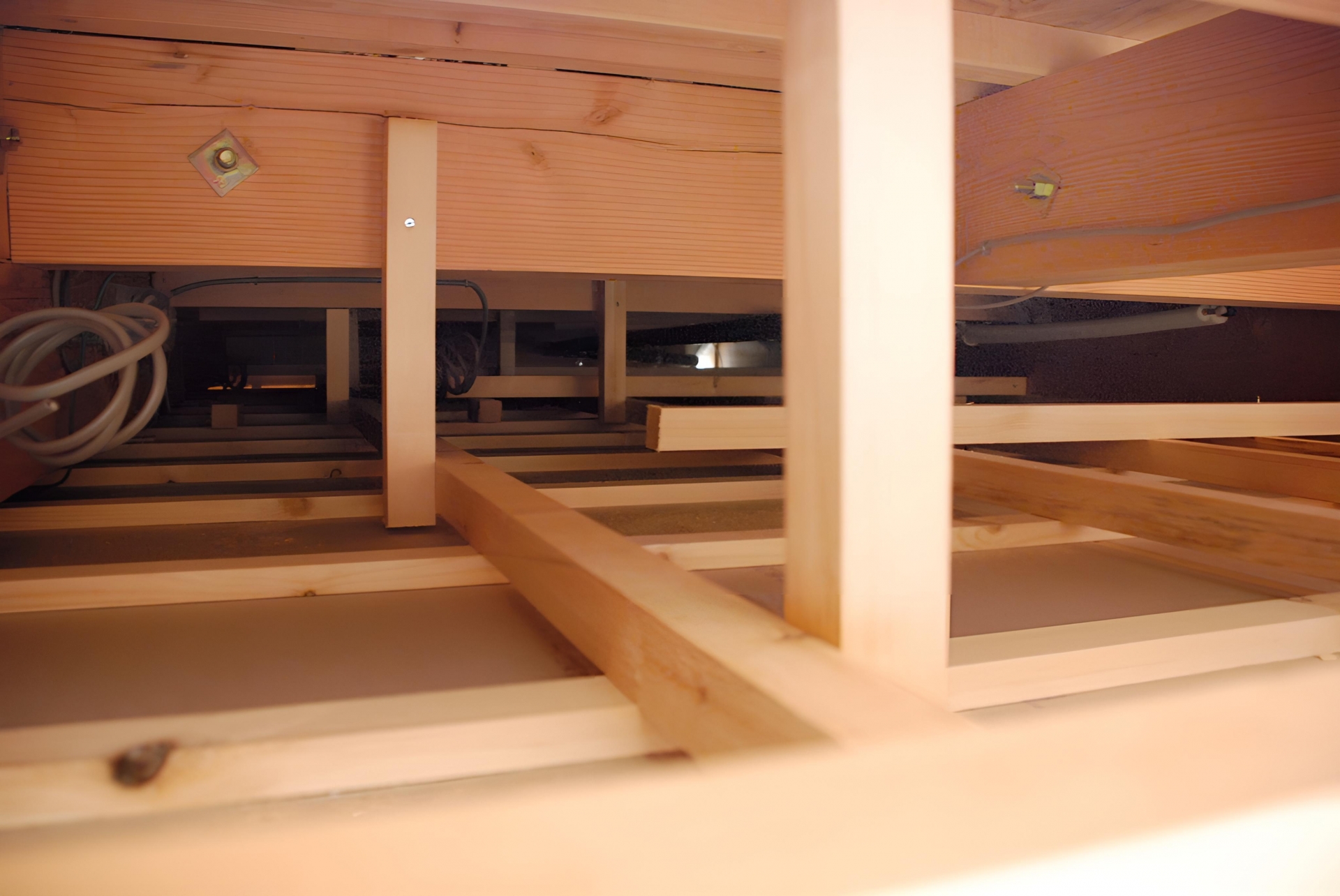 屋根裏からの物音は害獣？早めの確認が必要な理由